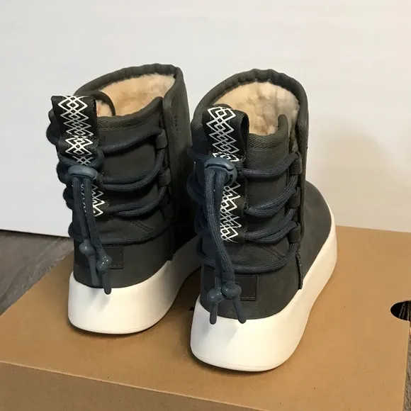 UGG CLASSIC BOOM ANKLE BOOTS