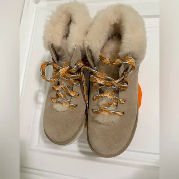 UGG CLASSIC MINI ALPINE LACE WOMEN BOOTS SIZE 7 NEWS