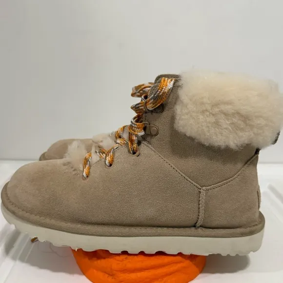 UGG CLASSIC MINI ALPINE LACE WOMEN BOOTS SIZE 7 NEWS