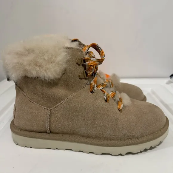 UGG CLASSIC MINI ALPINE LACE WOMEN BOOTS SIZE 7 NEWS
