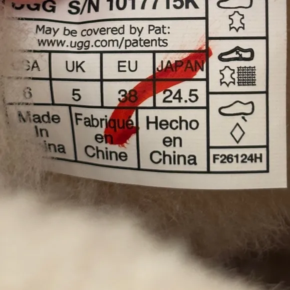 UGG Classic Mini Boots Sand Kid’s 6 (Fits Women’s 8) New in Box