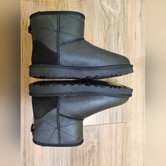 UGG Classic Mini Pearlized boots,         size US 6