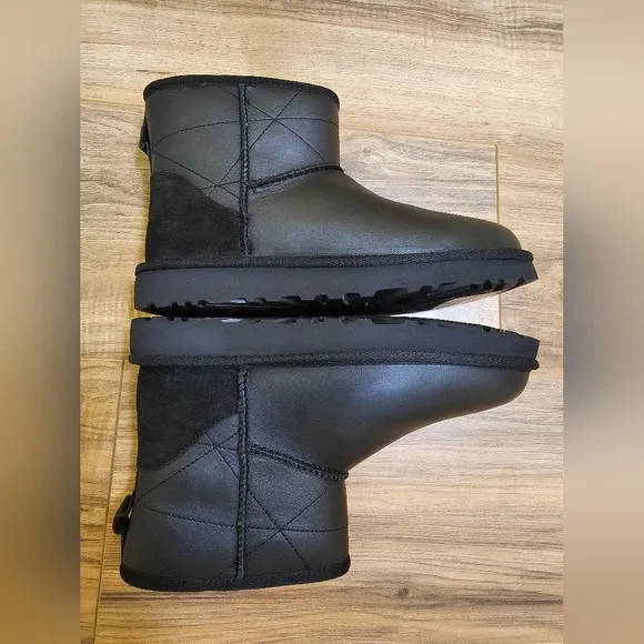 UGG Classic Mini Pearlized boots,         size US 6