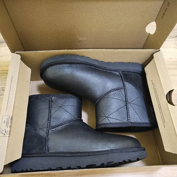 UGG Classic Mini Pearlized boots,         size US 6