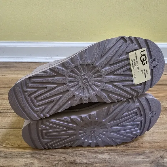 UGG Classic Mini Pearlized boots,size US 8