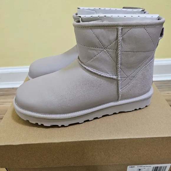 UGG Classic Mini Pearlized boots,size US 8