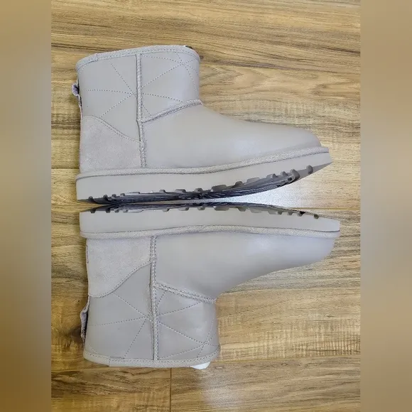 UGG Classic Mini Pearlized boots,size US 8