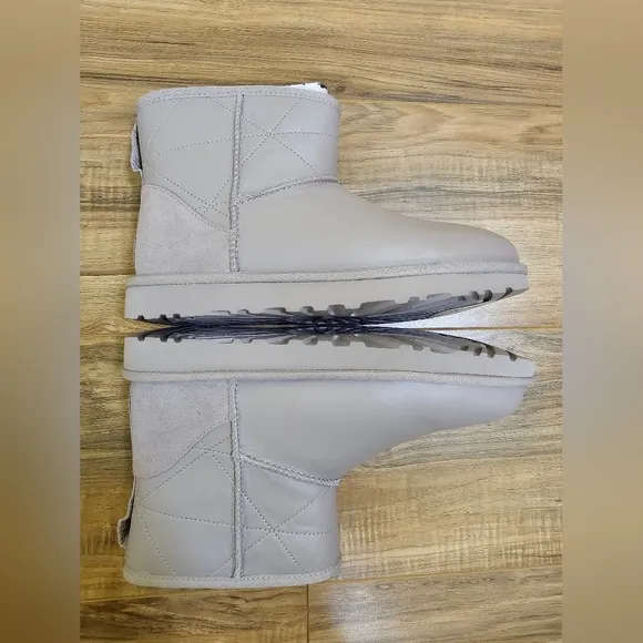 UGG Classic Mini Pearlized boots,size US 8