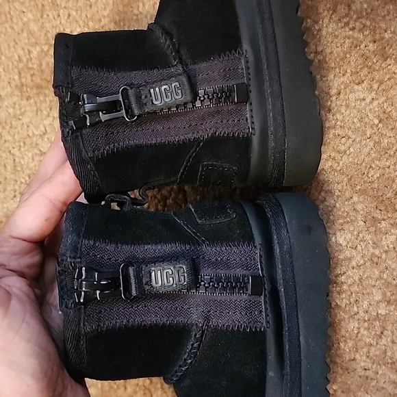UGG Classic Mini zipper Tape Logo Boots