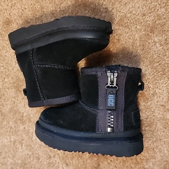 UGG Classic Mini zipper Tape Logo Boots