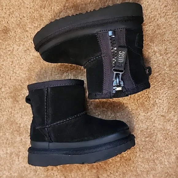 UGG Classic Mini zipper Tape Logo Boots