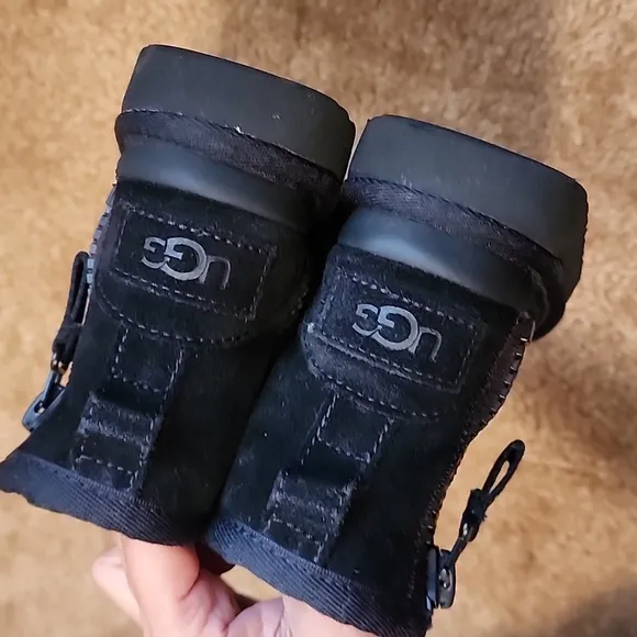 UGG Classic Mini zipper Tape Logo Boots