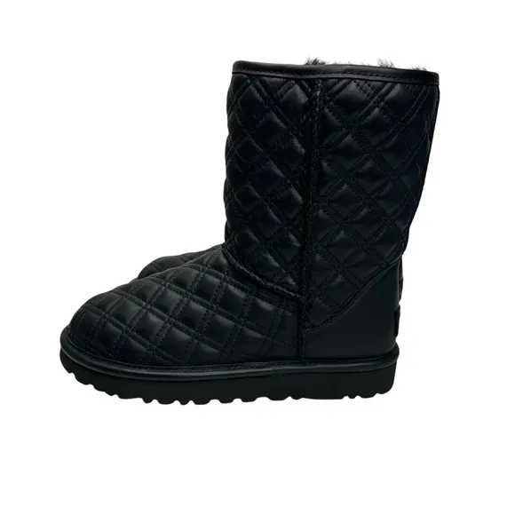 UGG Classic Short II Quilted black women's boots size 6 excellent condition