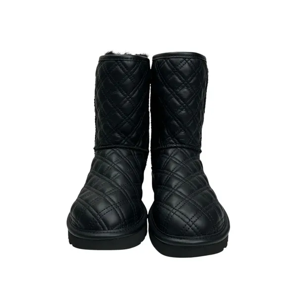 UGG Classic Short II Quilted black women's boots size 6 excellent condition