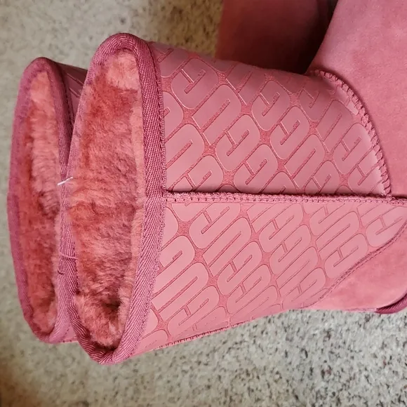 UGG Classic Short II Ugg Graphic Logo Sheepskin Lined Boots