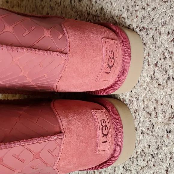UGG Classic Short II Ugg Graphic Logo Sheepskin Lined Boots