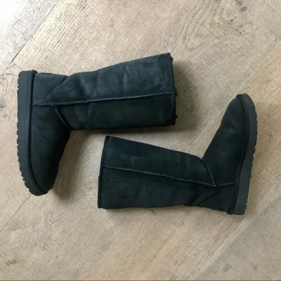 UGG Classic Tall II Mid-Calf Suede Boots size 7