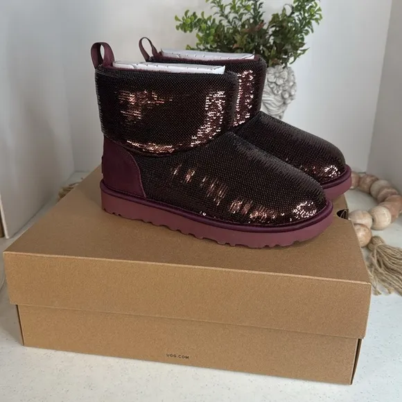 UGG GRAPE CLASSIC MINI MIRROR BALL SEQUIN ANKLE BOOTS, WOMEN US 6