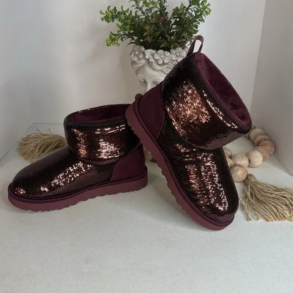 UGG GRAPE CLASSIC MINI MIRROR BALL SEQUIN ANKLE BOOTS, WOMEN US 6