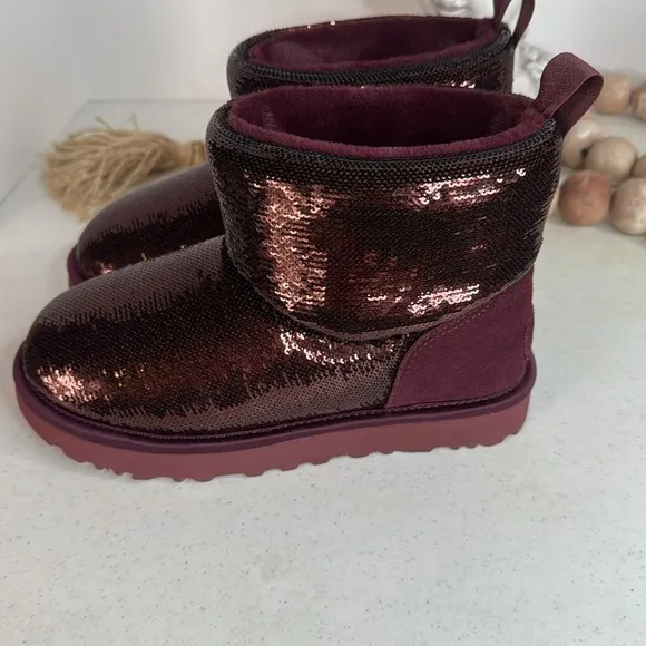 UGG GRAPE CLASSIC MINI MIRROR BALL SEQUIN ANKLE BOOTS, WOMEN US 6