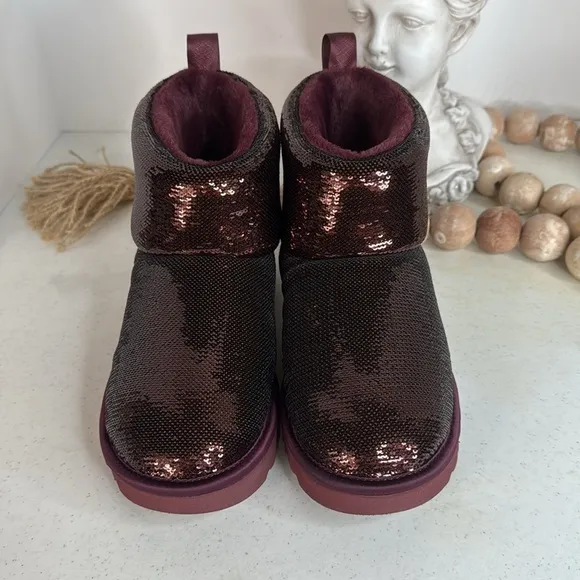 UGG GRAPE CLASSIC MINI MIRROR BALL SEQUIN ANKLE BOOTS, WOMEN US 6