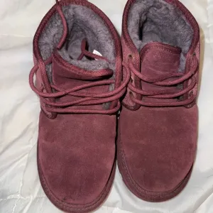 UGG kids Burgundy Neumal Chuckka boots