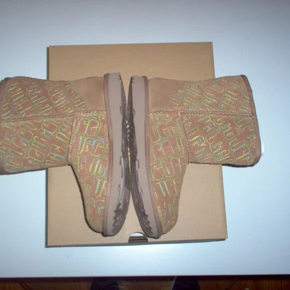 UGG KIDS CLASSIC II Graphic Stitch Boots, Size 4 (TAN)