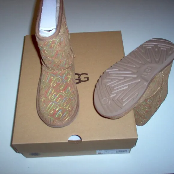 UGG KIDS CLASSIC II Graphic Stitch Boots, Size 4 (TAN)