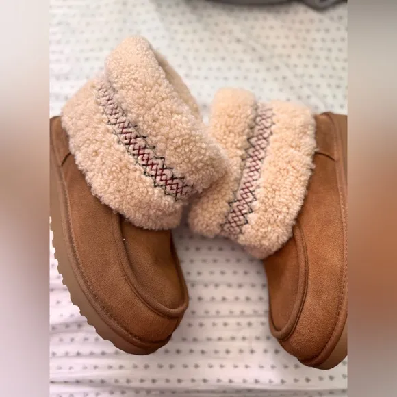 UGG Mini Braid Boots Size 8 Suede Sheepskin Chestnut Size 8