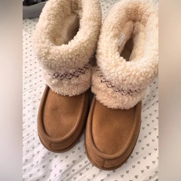 UGG Mini Braid Boots Size 8 Suede Sheepskin Chestnut Size 8