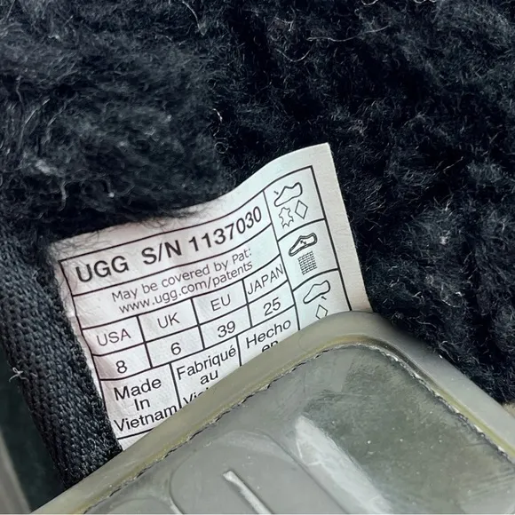 UGG Neumel Clear Chukka Boots Black Suede Shearling Lined size 8