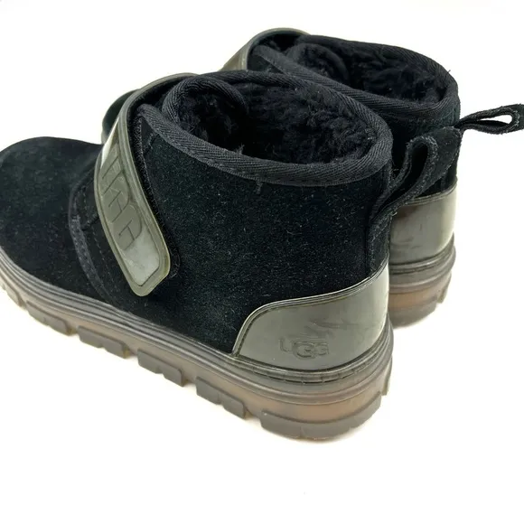 UGG Neumel Clear Chukka Boots Black Suede Shearling Lined size 8