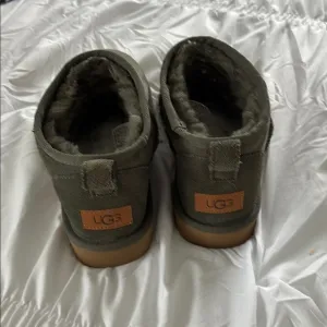 UGG OLIVE SLIP ON Size 9. Fleece inside.