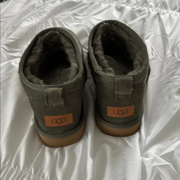 UGG OLIVE SLIP ON Size 9. Fleece inside.