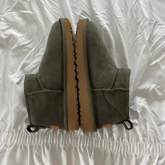 UGG OLIVE SLIP ON Size 9. Fleece inside.