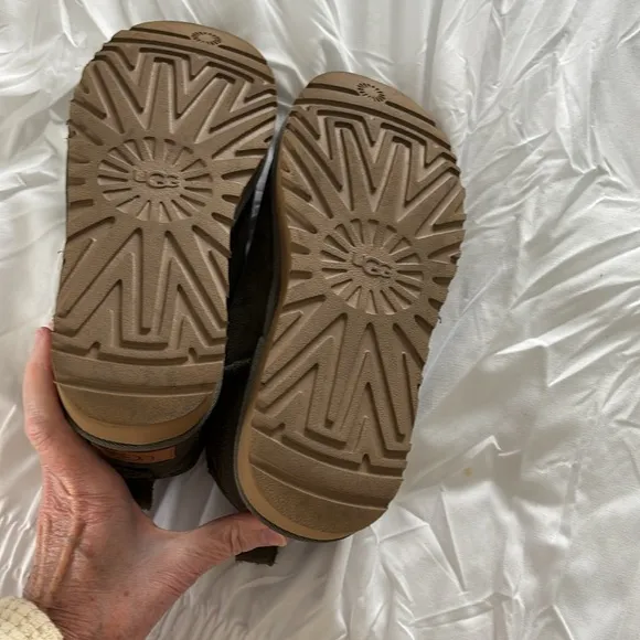 UGG OLIVE SLIP ON Size 9. Fleece inside.