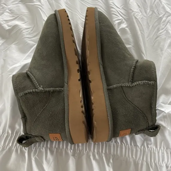 UGG OLIVE SLIP ON Size 9. Fleece inside.