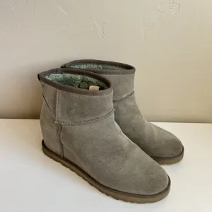 UGG Women's Classic Femme Mini Wedge Boot, Gray US 9.5 Classic Winter Brown Slip
