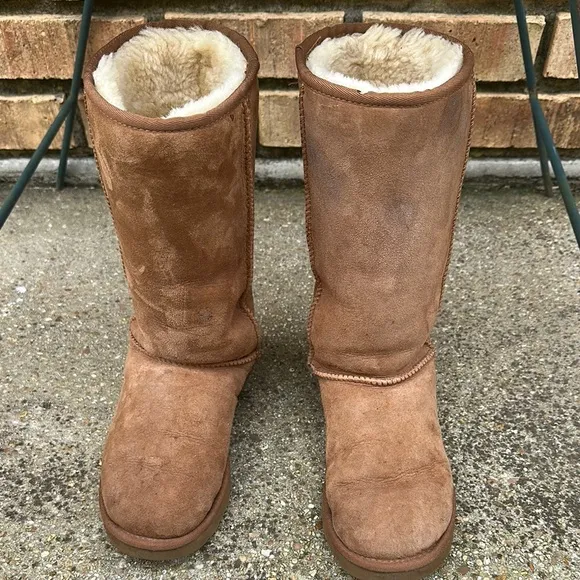 Ugg women’s classic tall II Tan Suede Boots size 7