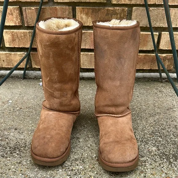 Ugg women’s classic tall II Tan Suede Boots size 7