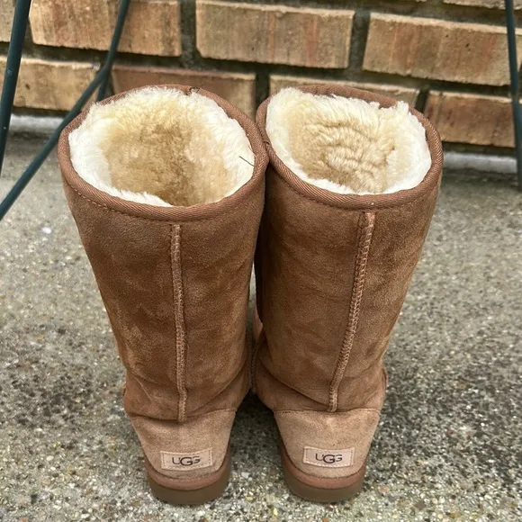 Ugg women’s classic tall II Tan Suede Boots size 7