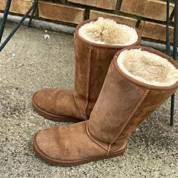 Ugg women’s classic tall II Tan Suede Boots size 7