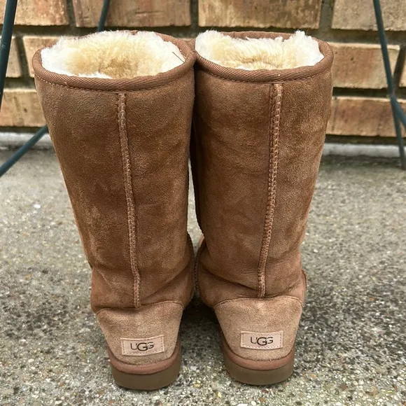 Ugg women’s classic tall II Tan Suede Boots size 7