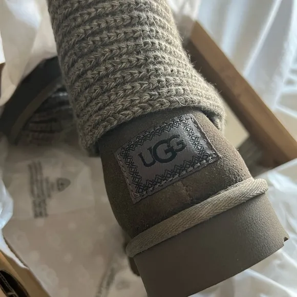 UGGs Classic Cardy boots size 6