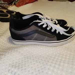 VANS EUC MENS SIZE 9 VINTAGE WAR D SKATE SHOES