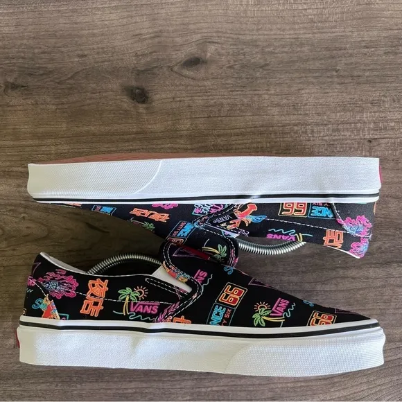 Vans Market Classic Slip On Unisex Skate Shoe Size 9.5 or 8 SKU#2549