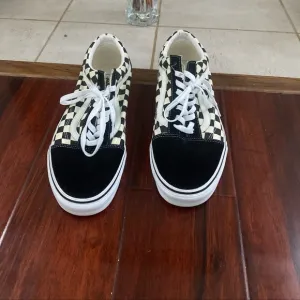 VANS “Off the Wall” Old Skool Blk/White Checkered low tops  NWOB