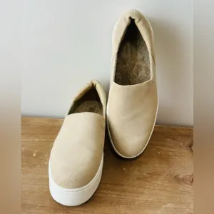 VINCE Warren Lug Water Resistent Sneaker - Doe Suede Sz 8M