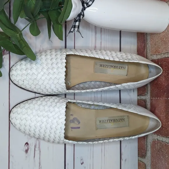 Vintage Naturalizer Women's 7.5 White Woven Leather Summer Flats 90s Y2K Sandals