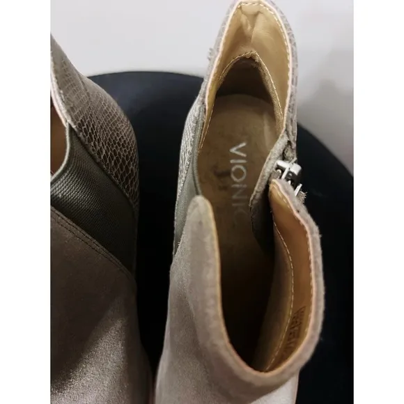Vionic Anne Ankle Boots in Greige Suede